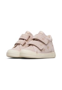 Sneakers in suede rosa con dettagli dorati, dotati di due cinturini regolabili in Velcro e una suola in gomma texturizzata. Motivo ricamato su tutta la superficie.