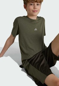 adidas Performance AEROREADY HEATHER KIDS - Pantalón corto de deporte - shadow olive   tent green   reflective silver