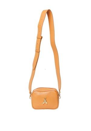 Borsa a tracolla in pelle arancione con tracolla regolabile, forma rettangolare, texture liscia e dettagli in metallo dorato sulla parte anteriore.