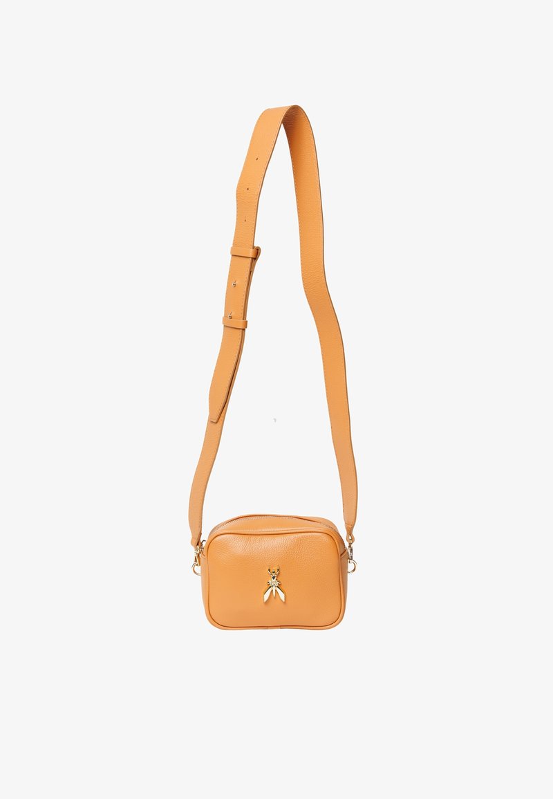 Borsa a tracolla in pelle arancione con tracolla regolabile, forma rettangolare, texture liscia e dettagli in metallo dorato sulla parte anteriore.