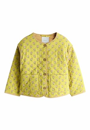 Giacca trapuntata gialla con motivo floreale, scollo rotondo, bottoni in legno, due tasche frontali e bordo a righe su polsini e collo.