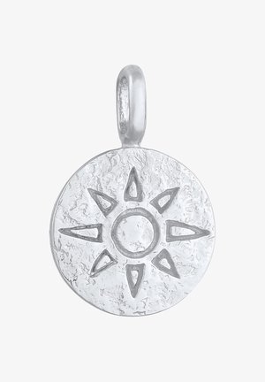 Silberner runder Anhänger mit strukturierten Flächen und einem Sonnendesign mit dreieckigen Strahlen, die von einem zentralen Kreis ausgehen.