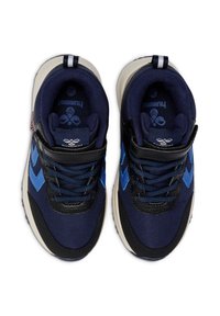 Ein Paar navyblaue und schwarze Kindersneaker mit blauen Chevronstreifen und Klettverschlüssen, von oben auf einem weißen Hintergrund betrachtet.