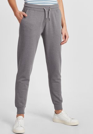 Grå joggebukser med en smal design, elastisk midjebånd med snøring, sidelommer og ribbede mansjetter, kombinert med hvite joggesko.