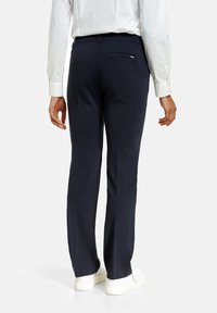 Marinblå byxor i ett slätt och hållbart tyg. Utrustade med en bakficka med en liten metalldetalj. Rakt ben-design med en ren finish.