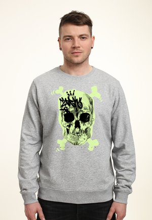 Felpa grigia con una grande grafica di teschio neon verde con accenti neri e design di ossa incrociate. Realizzata in un tessuto morbido e testurizzato.