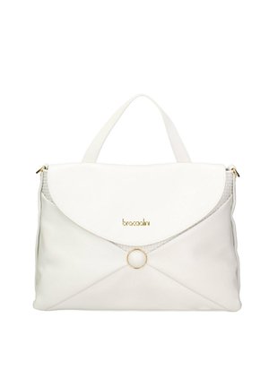 Sac à main en simili cuir blanc avec un rabat arrondi, des détails en matériel doré, des accents texturés et un fermoir circulaire pour une fermeture sécurisée.