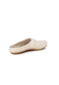 Filzpantoffel in hellem Beige mit runder Zehe, offenem Rücken und strukturiertem Oberflächenmaterial; ausgestattet mit einer tanfarbenen Gummisohle für Langlebigkeit.