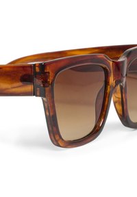 Schildpatt-Sonnenbrille mit breiten quadratischen Rahmen, braunen Verlaufslinsen und glanzendem Finish. Verfügt über ein stabiles Scharnierdesign.