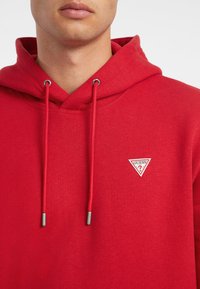 Guess Jeans ICONIC - Kapucni - rot