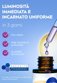 Bottiglia in vetro ambra con pipetta, caratterizzata da un'etichetta blu. Contiene siero illuminante per la pelle. Sfondo azzurro chiaro con testo bianco.
