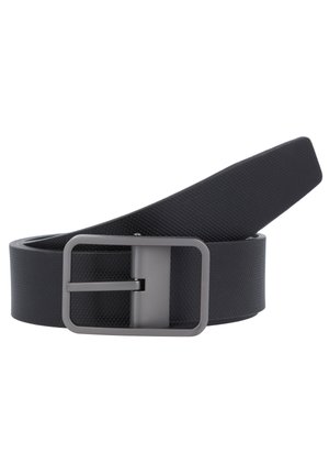 Cinturón negro texturizado con hebilla de metal en tono plateado rectangular y una correa lisa, que presenta un patrón sutil en toda la superficie.