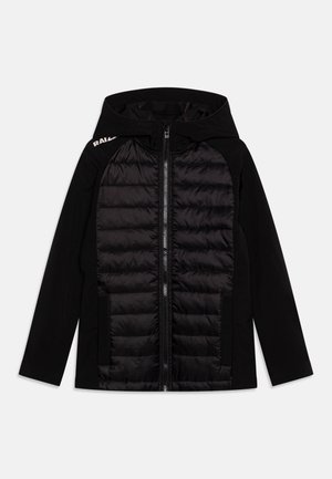 Veste noire à capuche avec panneau avant matelassé, fermeture intégrale à glissière et manches longues, avec un petit logo sur l'épaule gauche.