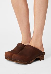 Sanita CHRISSY OPEN - Clogs - chestnut