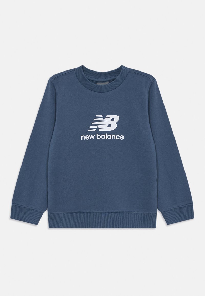 Sudadera azul marino de mezcla de algodón, con escote redondo, puños de canalé y un logotipo blanco de "New Balance" en el frente.