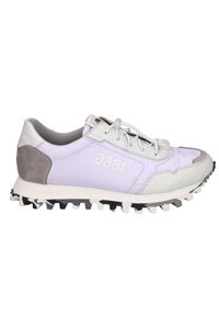 Lichte hardloopschoen in lavendel en grijs. Heeft een gestructureerde bovenkant, vetersluiting en een robuuste zwarte buitenzool met spijkers.