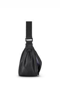 Borsa a tracolla nera con tracolla regolabile e tasca laterale con zip, in posizione verticale su uno sfondo bianco.