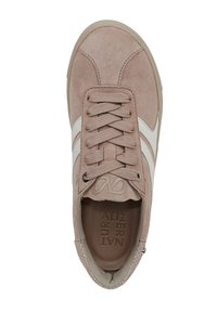 Sneaker in suede rosa chiaro con strisce laterali bianche, punta tonda, chiusura con lacci e colletto imbottito con dettaglio del logo sulla linguetta.