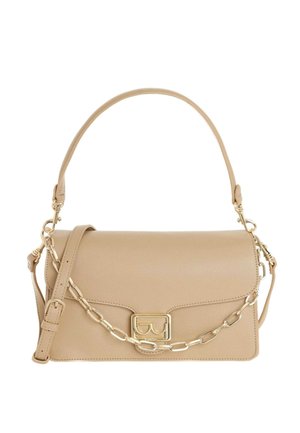 Borsa a mano in pelle beige con chiusura a patta, dettaglio catena dorata sul davanti, tracolla regolabile e manico superiore.