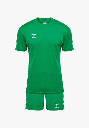 Grøn atletisk trøje og shorts sæt, lavet af let stof. Har hvidt logo og chevron mønstre på ærmer og shorts.