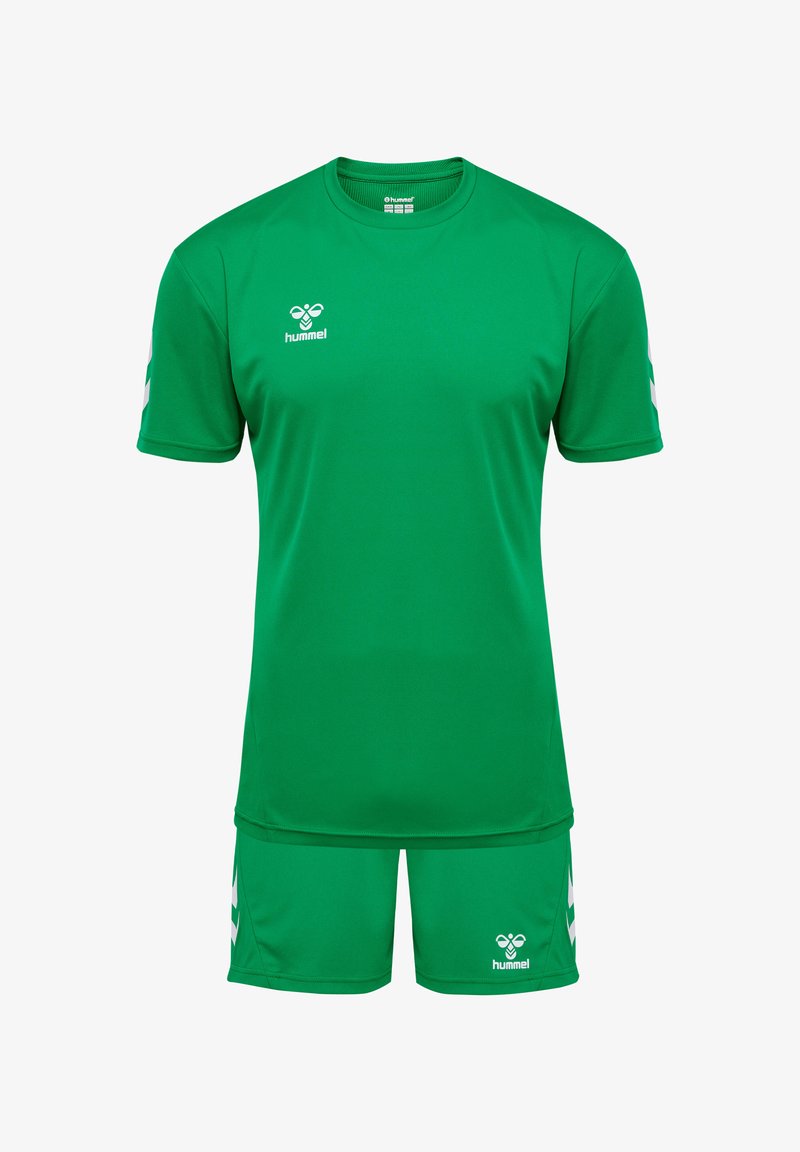 Conjunto de camiseta y pantalones cortos deportivos verdes, hecho de tela ligera. Presenta un logo blanco y patrones en forma de chevrón en las mangas y los pantalones cortos.