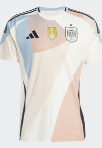 Camisola atlética branca com um design geométrico abstrato em azul, rosa e bege. Apresenta os logótipos da FIFA Copa do Mundo 2023 e da federação espanhola.