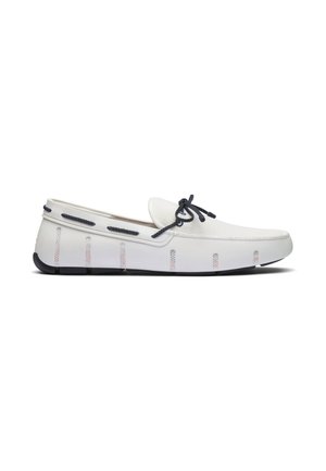 Witte leren loafer met zwarte veters en zwarte zool, met zijventilatieroosters en een gestikt moc toe-ontwerp.