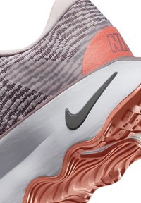 Nike Performance MOTIVA - Zapatillas running asfalto - platinum violet taupe grey light wild mango iron grey
