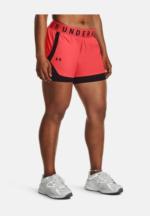 Kirkas vaaleanpunaiset urheilushortsit mustilla yksityiskohdilla ja joustavalla vyötäröllä, jossa on "Under Armour" -brändäys, valmistettu kevyestä kankaasta.