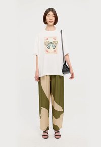 WEEKEND MaxMara XANADU - Trükipildiga T-särk - bianco