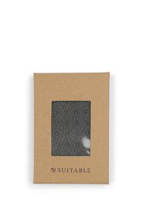 Grijs patroon zijden stropdas in een transparante vensterdoos. Materiaal lijkt geweven met kleine, kleurrijke paisley-motieven. Verpakt in kartonnen verpakking.