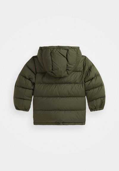 Chaqueta de plumas de color verde oscuro con capucha, diseño acolchado con secciones horizontales y puños elásticos. El material parece suave e insulated.