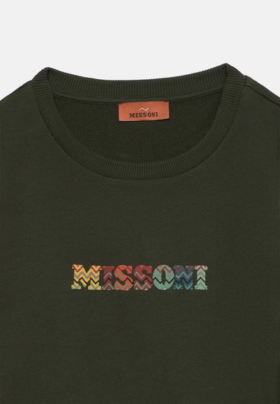 Pull en maille vert foncé à motif zigzag multicolore avec logo "MISSONI" centré sous le col rond côtelé.