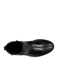 Černá kožená bota s hladkým povrchem, ozdobnými perforacemi, kulatou špičkou a elastickými bočními panely pro snadné obutí. Vnitřní značení Wojas.