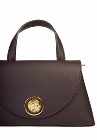 Borsa a mano in pelle viola scuro con design strutturato, caratterizzata da un accento in metallo circolare dorato e un manico piatto.