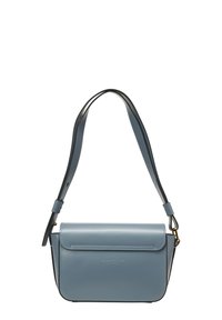 Sac bandoulière en cuir bleu clair avec fermeture à rabat, sangle réglable et design minimaliste. Il présente une texture lisse et un branding subtil.