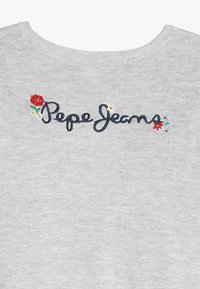Maglione a maglia grigio chiaro con "Pepe Jeans" ricamato in blu scuro, decorato da piccoli fiori ricamati in rosso, giallo e bianco attorno al testo.