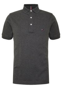 Tmavě šedé polo tričko vyrobené z bavlny, s límečkem, tříknoflíkovou légou a malým červeným, bílým a modrým logo na prsou.