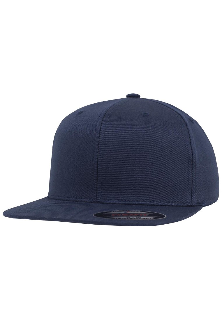 Mørkeblå caps laget av stoff med flat skygge, strukturert design, seks paneler og ventilasjonslufter. Den har ingen synlige detaljer eller logoer.