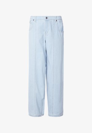 Pantaloni largi din denim albastru deschis, cu talie înaltă, două buzunare frontale și cusături vizibile. Materialul are o textură moale, estompată.