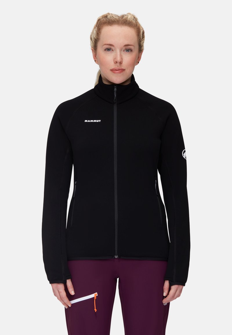 Giacca in pile nera con colletto alto, zip completa e polsini elasticizzati. Presenta un logo bianco sul petto e due tasche laterali con zip.