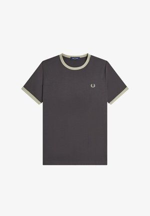 Dunkelgraues T-Shirt mit kurzen Ärmeln und hellgrauen Zierstreifen an Kragen und Bündchen, mit einem kleinen weißen Lorbeerkranz-Logo auf der linken Brust.