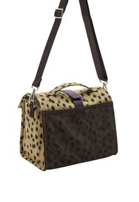 Torebka z sztucznego futra w wzór lamparta, z ciemnobrązowym dnem, fioletowym paskiem akcentującym oraz regulowanym paskiem na ramię.