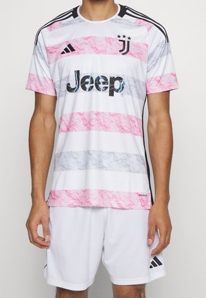 Wit shirt met horizontale strepen in roze, grijs en een gestructureerd patroon. Grote zwarte "Jeep"-logo. Korte mouwen, ronde hals.