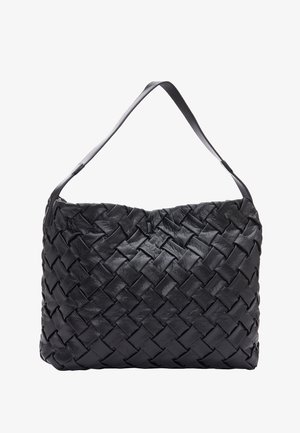 Zwarte geweven leren handtas met een enkele schouderriem, voorzien van een zachte, getextureerde oppervlakte en een open bovenkant. Grote, rechthoekige vorm.