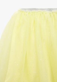 Geel tule rok met een zilveren elastische tailleband, voorzien van verspreide zilveren glitteraccenten door de stof en een zachte textuur.