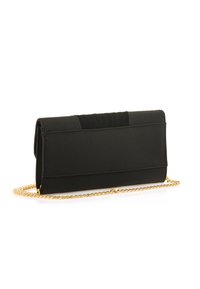 Zwarte clutch met een textuur bovenpaneel, een glad oppervlak en een gouden kettingriem, met een rechthoekige vorm en een minimalistisch ontwerp.