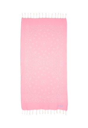 Prostokątny różowy materiał z delikatnym wzorem paisley, białe frędzle na obu krótszych końcach oraz mały niebieski haftowany napis w jednym rogu.