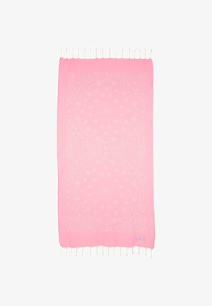 Tissu rose rectangulaire avec des motifs paisley subtils, des franges blanches aux deux extrémités courtes, et un petit texte bleu brodé dans un coin.