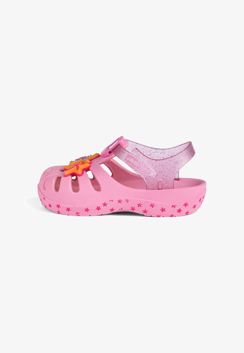 Rosa Plastik-Sandale mit offenen Seiten, Sohle mit Sternenmotiv und dekorativem Blumenakzent. Verfügt über einen klaren, verstellbaren Riemen.